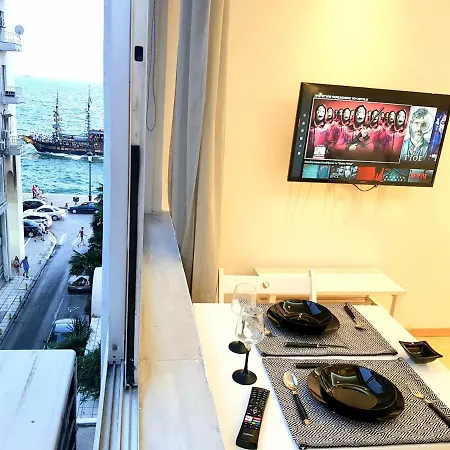 Beachfront Suita. The Luxury Suites Apartament